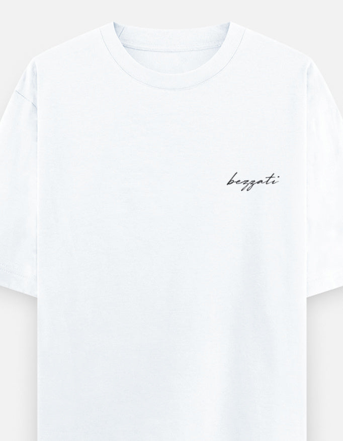 Front of the white Daru kab piyenge oversized t-shirt, plain with dropped shoulders and a small bezzati script